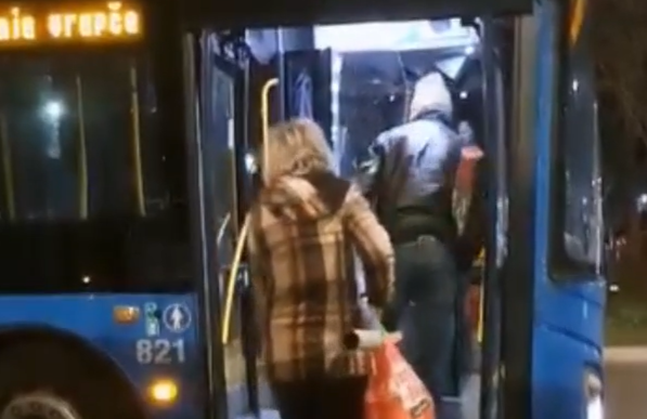 Par izbačen iz busa nakon što su OVO unijeli unutra!